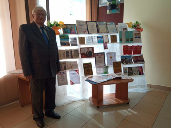 с 9 по 15 октября в ДК с.Малая Салаирка организована выставка посвященная Дню учителя.