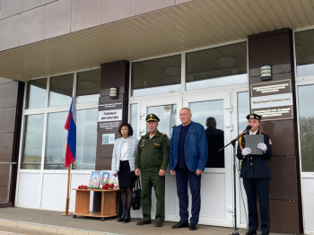 Торжественная линейка посвященная памяти выпускника Аргокова Павла Леонидовича, погибшего при выполнении воинского долга на Украине