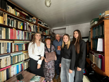 В рамках Всероссийской акции #Благодарю активисты первичного отделения Движения Первых Малосалаирской школы тепло поздравили педагогов‑ветеранов с Днём учителя. 